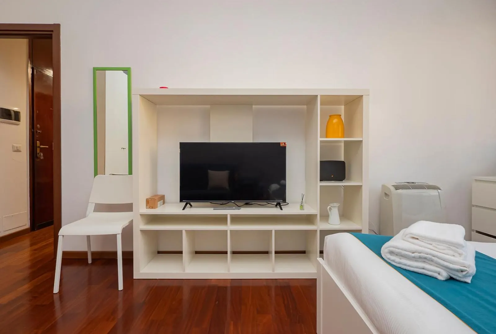 Xenia Apartments - Renovated Two-Room Apartment In Fiera Area Milan Italy